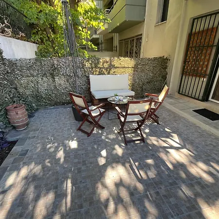 Апартаменты Chris & Mary Beautiful Yard Skg