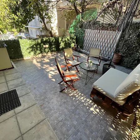 Chris & Mary Beautiful Yard Skg Apartment