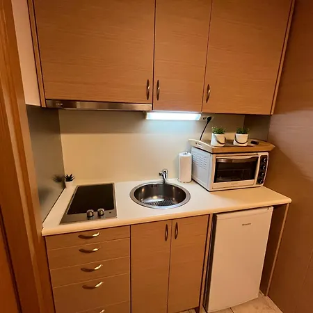 Апартаменты Chris & Mary Beautiful Yard Skg *