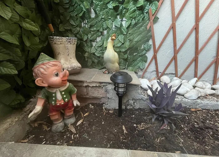 Chris & Mary Beautiful Yard Skg * סלוניקי